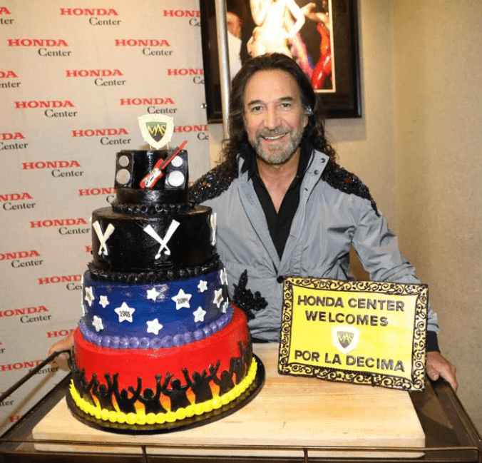 El viernes, 24 de agosto ‘El Poeta Del Siglo’ se presentó en el imponente Honda Center de la ciudad de Anaheim, frente a un más de 12,000 asistentes. Con esta presentación, ‘El Buki’ se convierte en el artista que se ha presentado en más ocasiones en dicho recinto, con un total de 10 fechas. La cocina del Honda Center horneó un hermoso pastel exclusivamente para celebrar este logro.