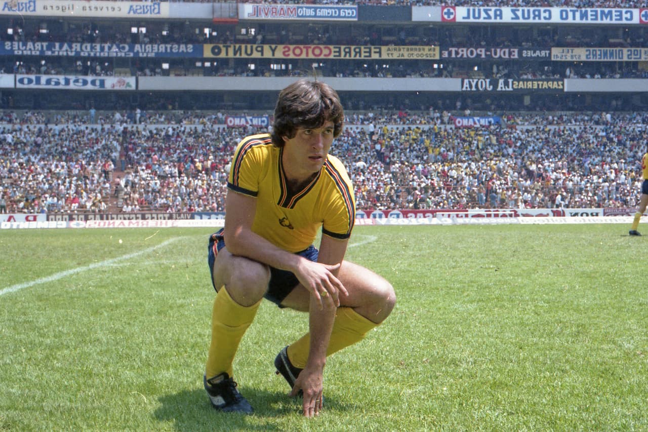 Agustín Manzo 
<br>
<br>Cuando jugaba en el América, Mnzo le anotó en una ocasión al Cruz Azul.