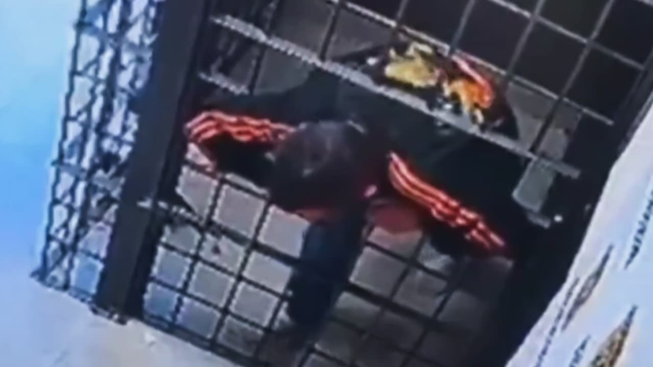 Hombre protagoniza insólito escape de una comisaría en Brasil; incluso tuvo tiempo de regresar por sus zapatos
