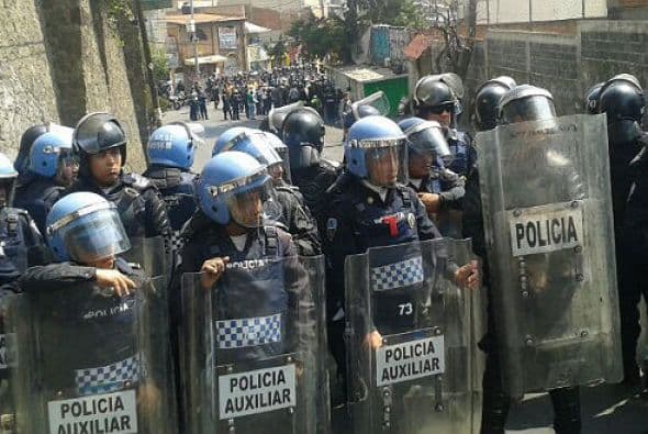 Dos policías fueron retenidos por los pobladores y llevados a la iglesia. Foto tomada de Twitter.