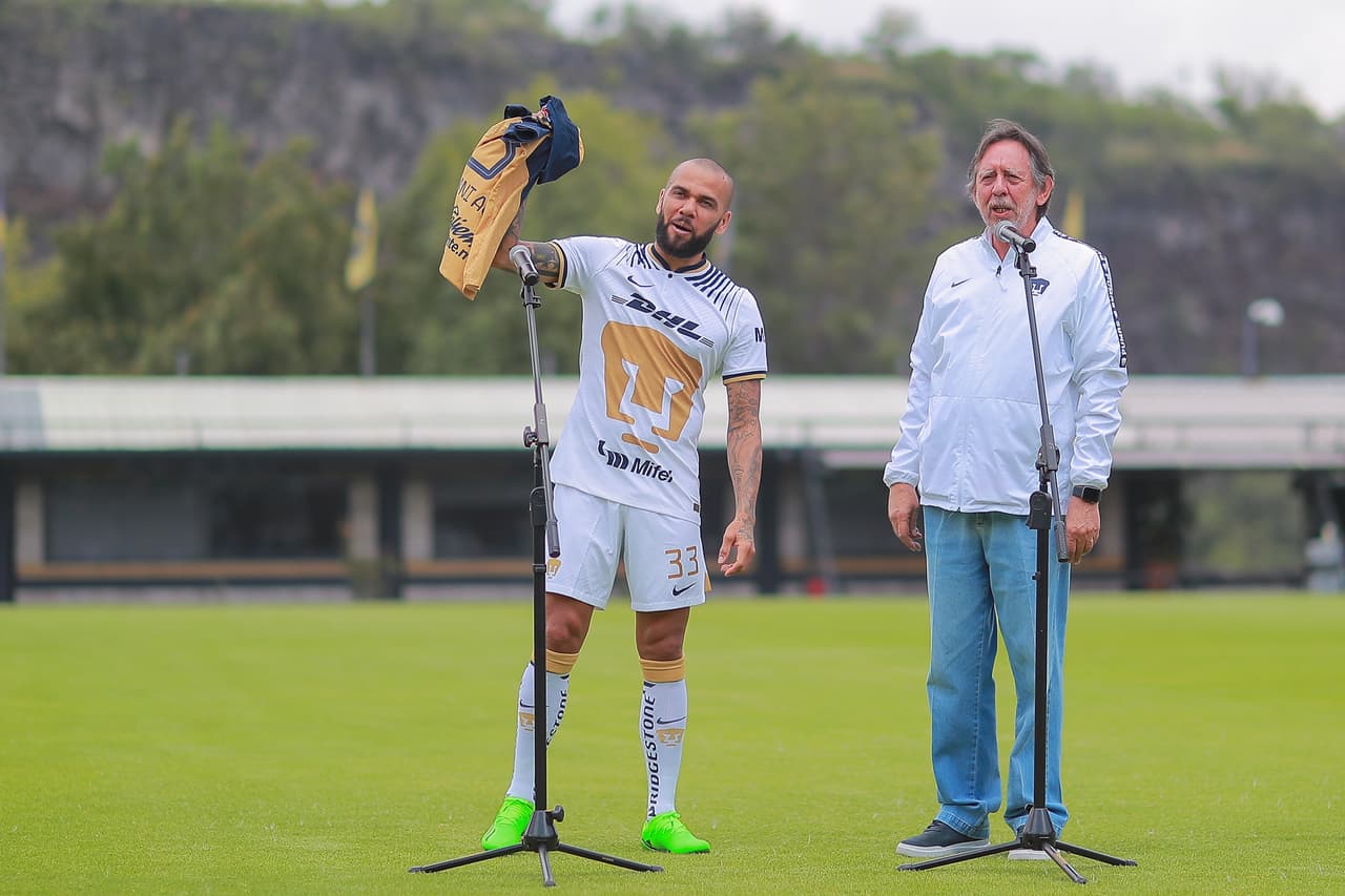 Así fue la presentación de Dani Alves ante la afición de Pumas en Cantera; el brasileño eligió el número 33.