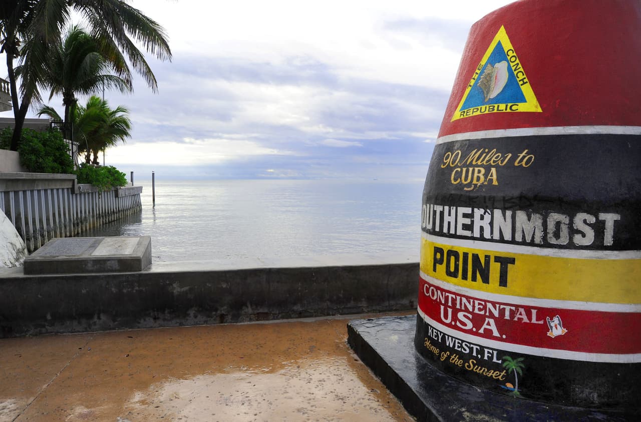 Balseros cubanos llegan al emblemático 'Southernmost Point' en Key West