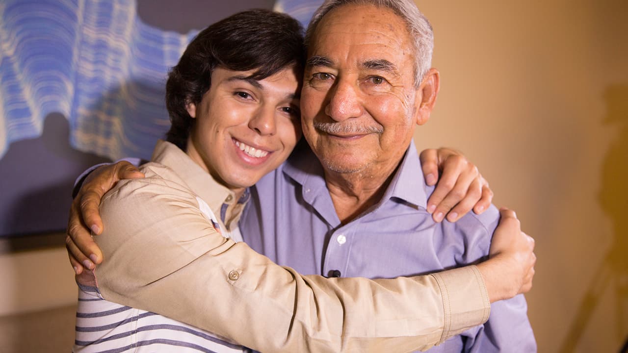 Cara a cara por primera vez: así fue el emotivo encuentro del hijo secreto de Juan Gabriel con el hermano de su padre
