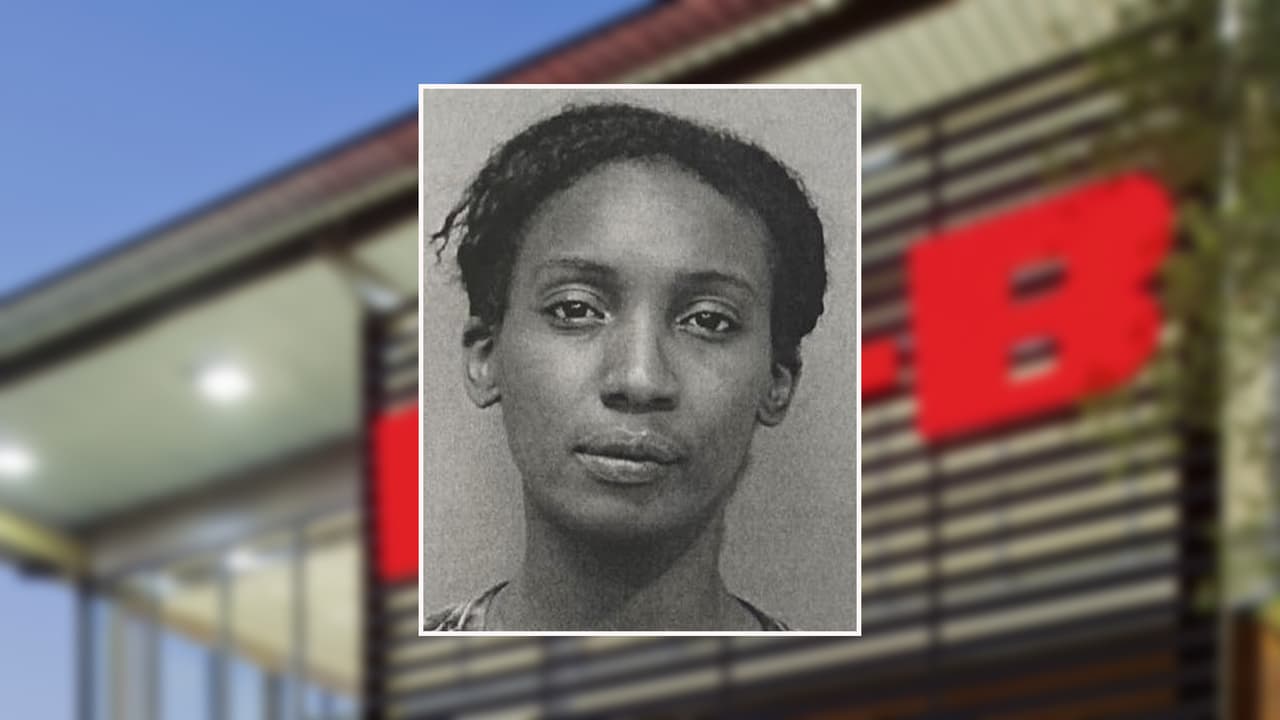 Acusan a una mujer de abandonar a dos niños dentro de un auto mientras estaba de compras en un H-E-B