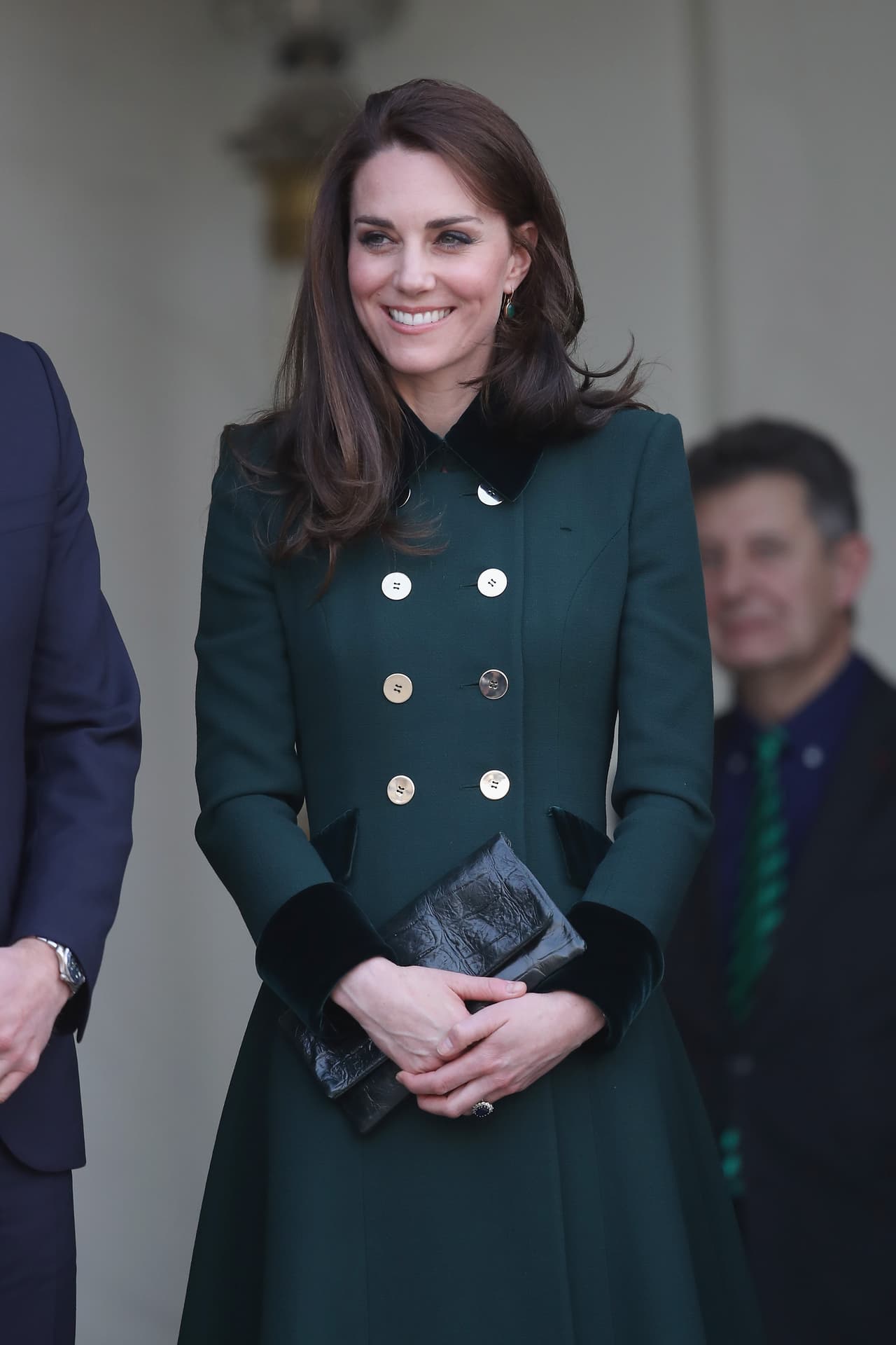 Kate Middleton aterrizó en París portando un abrigo verde que horas antes había usado en un evento del Día de San Patricio, en Londes.