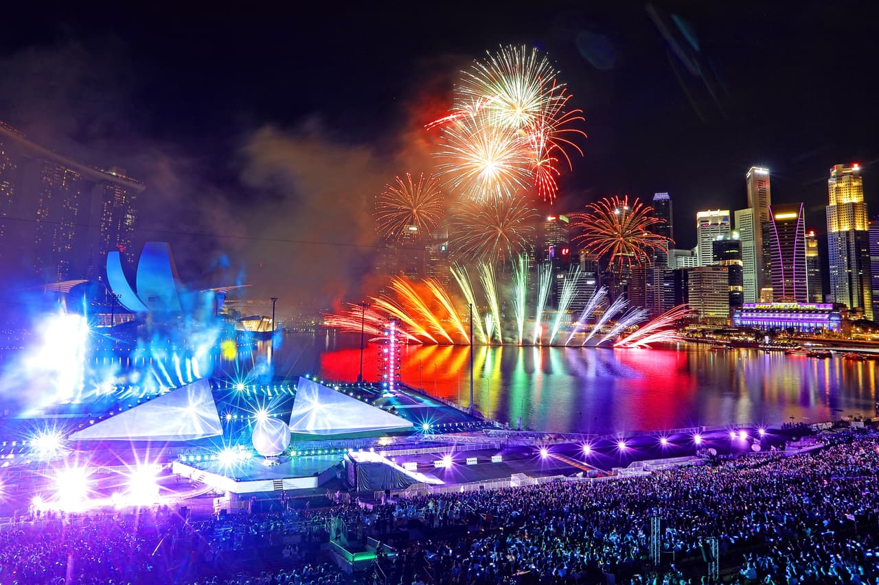 Fuegos artificiales iluminan el cielo en Singapur en el comienzo del Año Nuevo en Marina Bay, el 1 de enero de 2019 en Singapur.