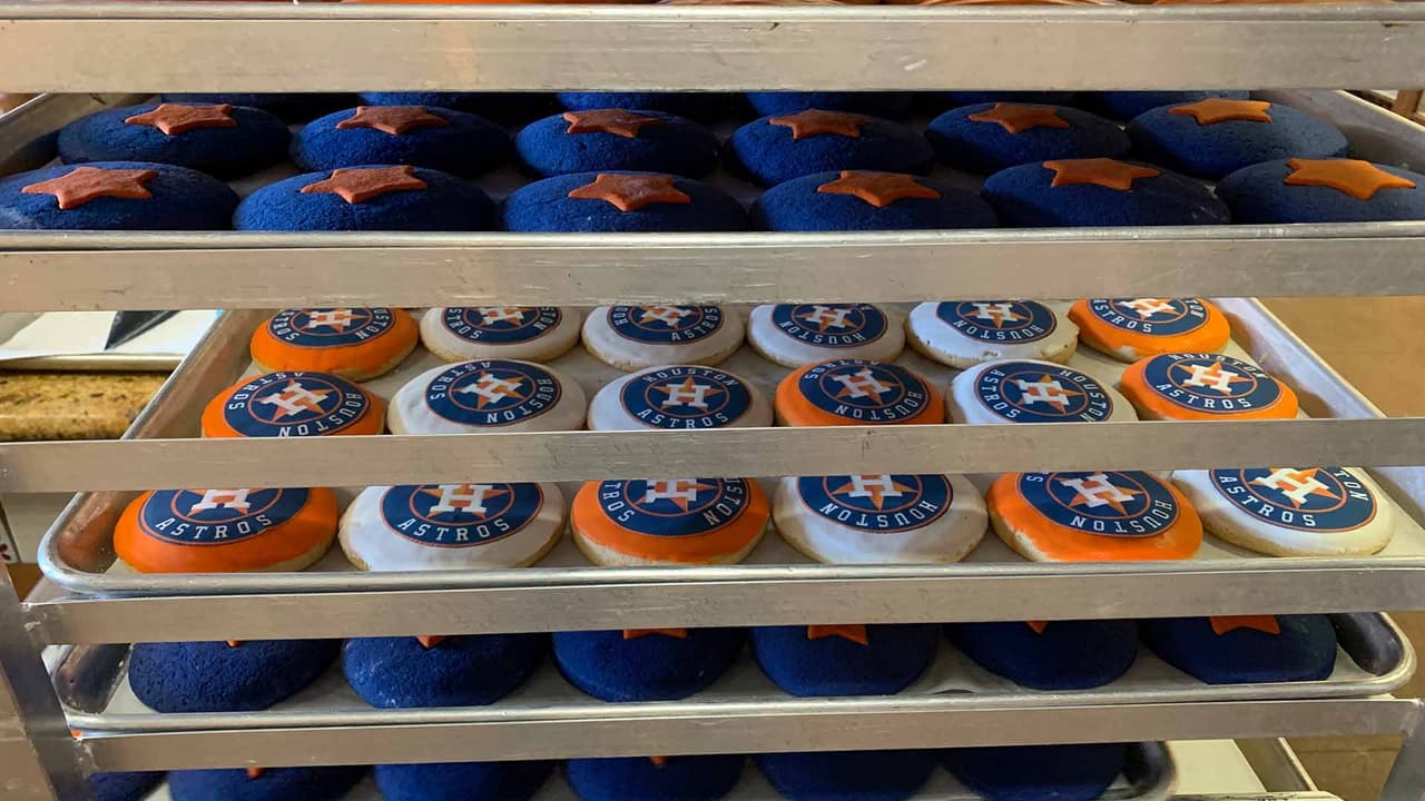 Después de terminadas las ponen en charolas para su venta al público.