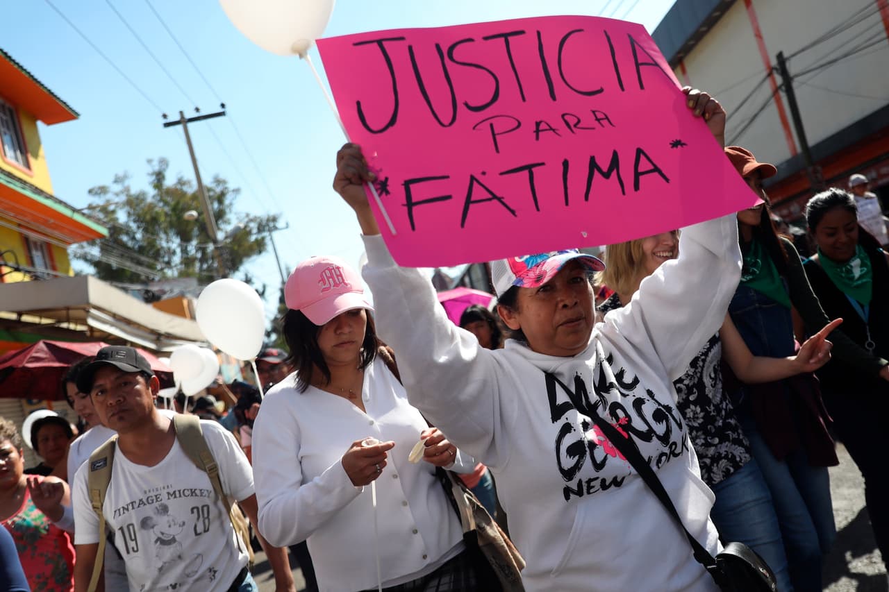 El hallazgo del cuerpo de Fátima ocurre apena un día después de que centenares de mujeres protestaran en varias ciudades de México por el feminicidio de Ingrid Escamilla, una mujer de 25 años asesinada a puñaladas y luego desollada por su pareja en el norte de la capital mexicana.