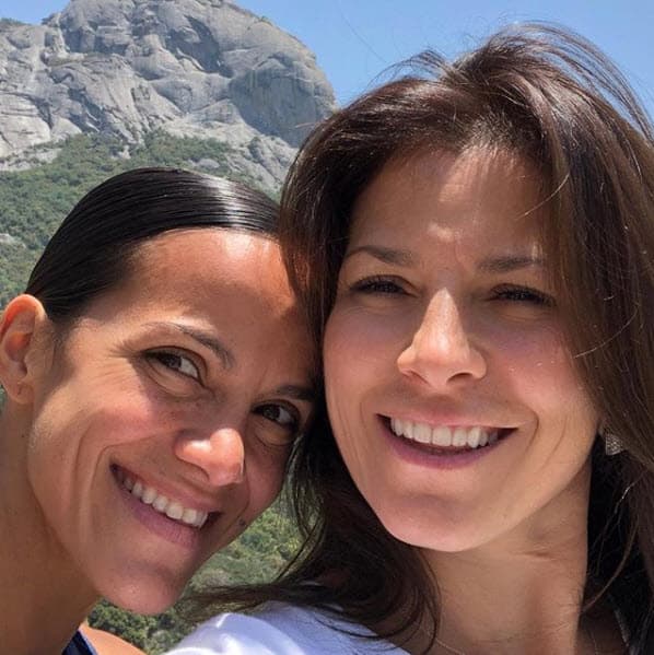 Valeria no es muy conocida en los medios, pero Mariana sí, ella es coach fitness y es la entrenadora de Eugenio y Alessandra, en su cuenta de Instagram da algunos tips de rutinas.
<br>