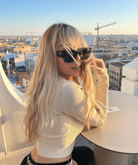 Hoy en día, luce una melena larga completamente rubia, que resalta sus ojos y tono de piel; además cada vez muestra más su pasión por la moda.