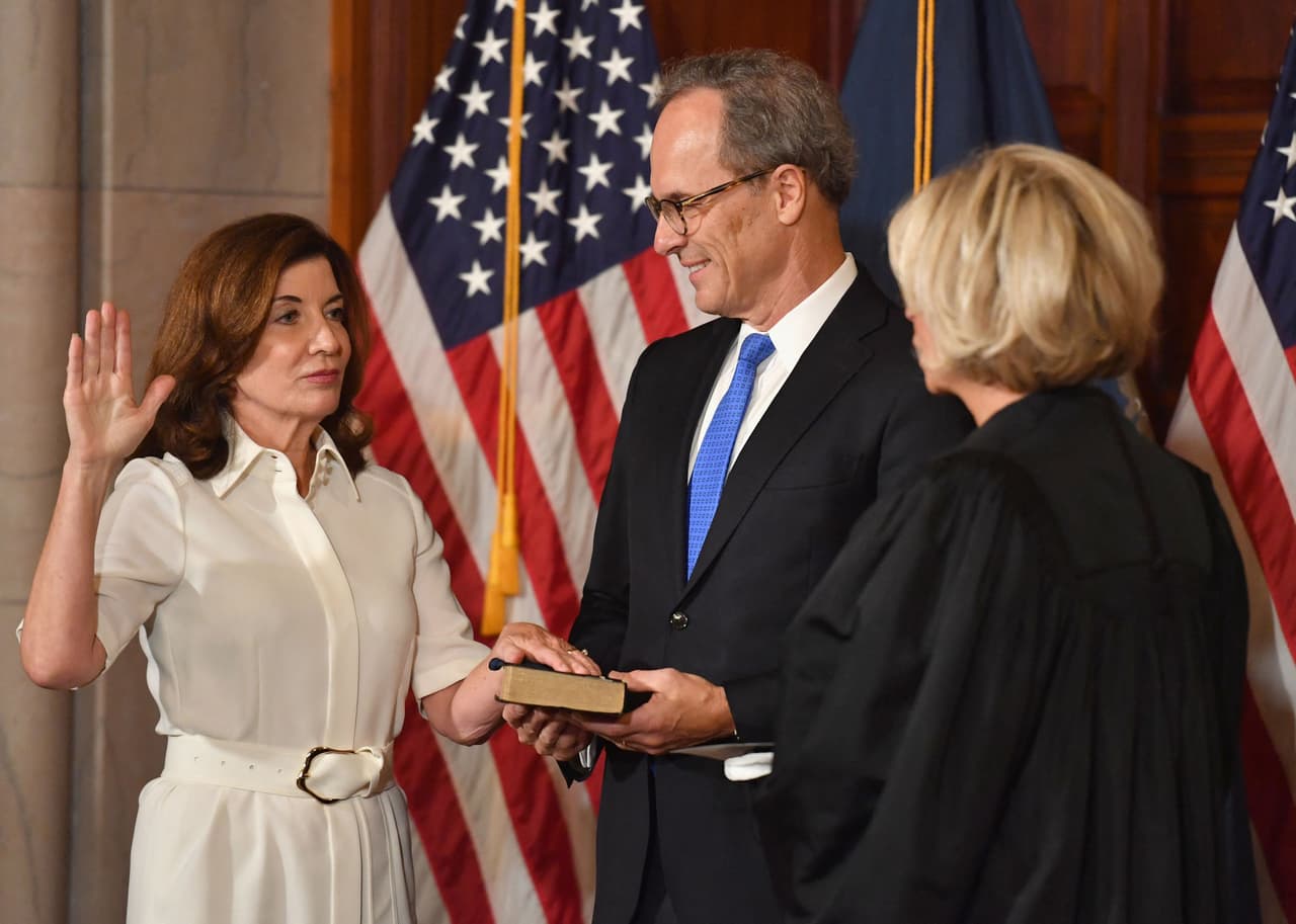 La prioridad nº 1 de Hochul, destacó, es que los niños vuelvan a la escuela en un entorno seguro. “Tenemos que exigir la vacunación a todo el personal escolar con la opción de hacer una prueba semanal”, dijo.