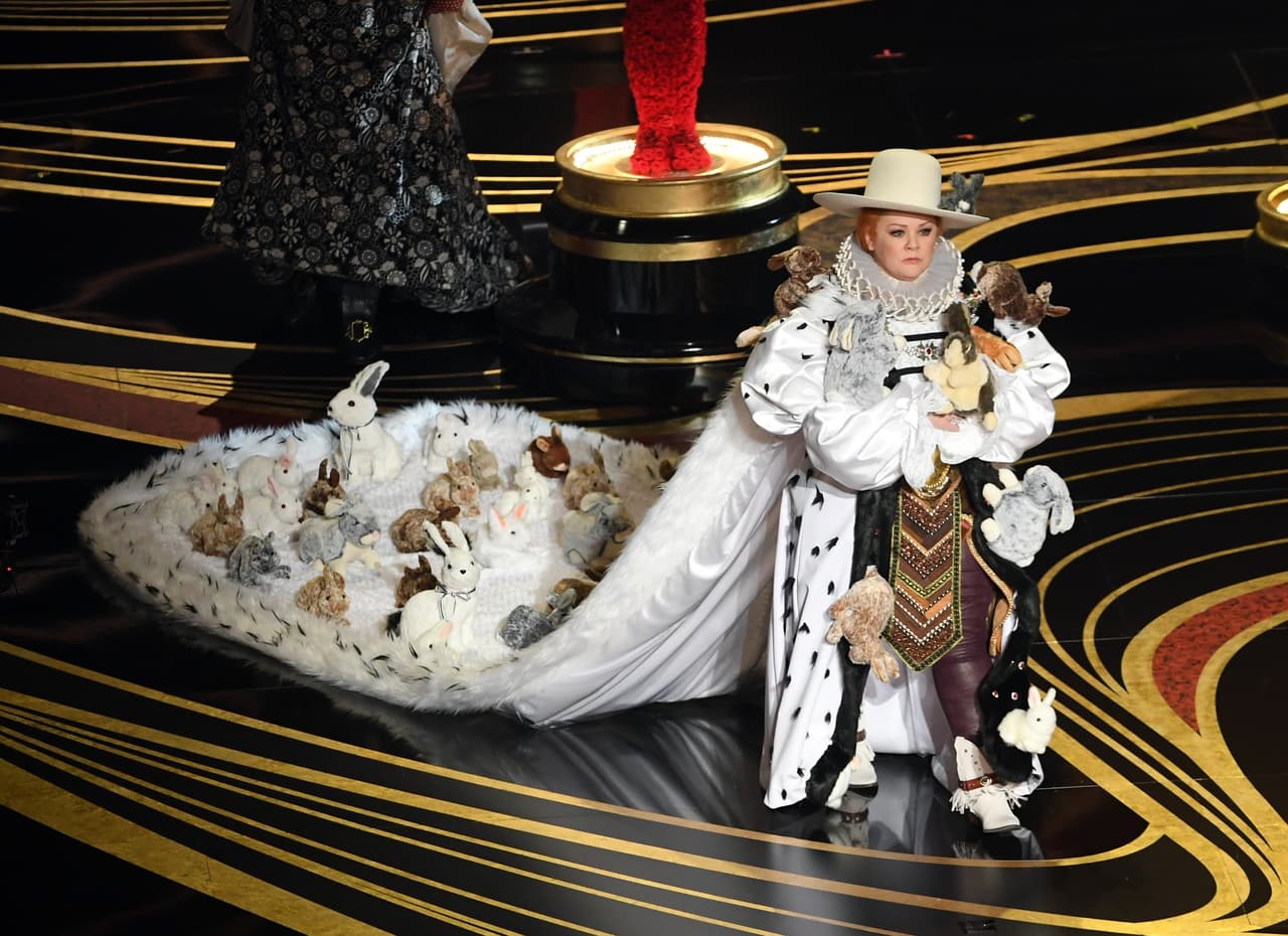 La elección cubierta por completo de muñecos de peluche era un estilismo que buscaba parodiar a la protagonista de la cinta 'The Favourite' que nos recordó a Thalía en otros tiempos.