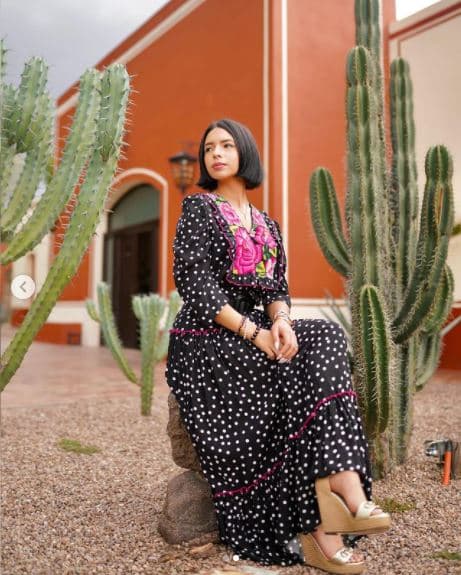 Y aun cuando se trata de un corte atemporal, lo más recomendable es llevarlo durante la época de primavera-verano, puesto que ayuda a mantenerse fresca cuando la temperatura se eleva con el cambio de estación.