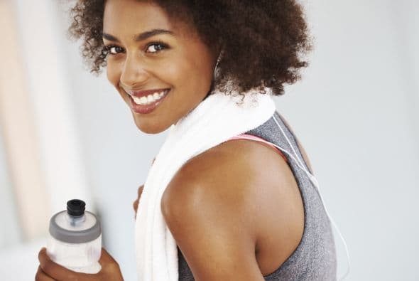 Ese mismo día, asegúrate de beber al menos 16 oz (470 ml) de líquido dos a tres horas antes de la carrera deportiva.