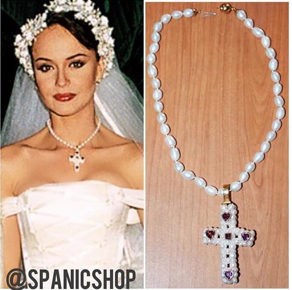 La pieza que ha dejado en shock a todos es un collar de perlas que utilizó en su primera boda y que al parecer fue una sorpresa para los fanáticos que la actriz lo conservara.
<br>