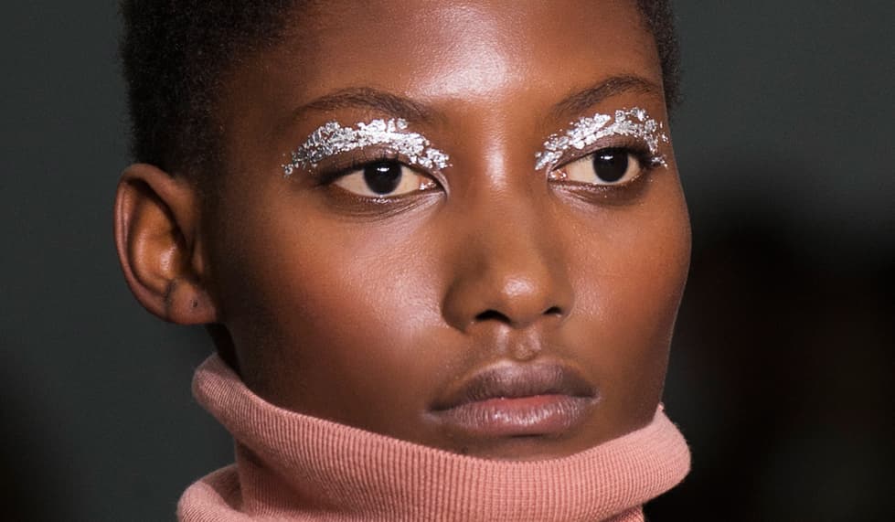 “La 
<a href="https://www.youtube.com/watch?v=n5qQMnje_kU">Heidi </a>futurista”, afirma el maquillista 
<a href="https://www.instagram.com/sambryantmakeup/">Sam Bryant</a>, encargado de realizar el maquillaje para el desfile de 
<a href="http://www.hollyfulton.com/">Holly Fulton</a> en Londres. Para lograr este look tendrás que visitar la tienda de manualidades y comprar una hoja de plata, la cual se aplica sobre la crema Mixing Medium Eyeliner de MAC.