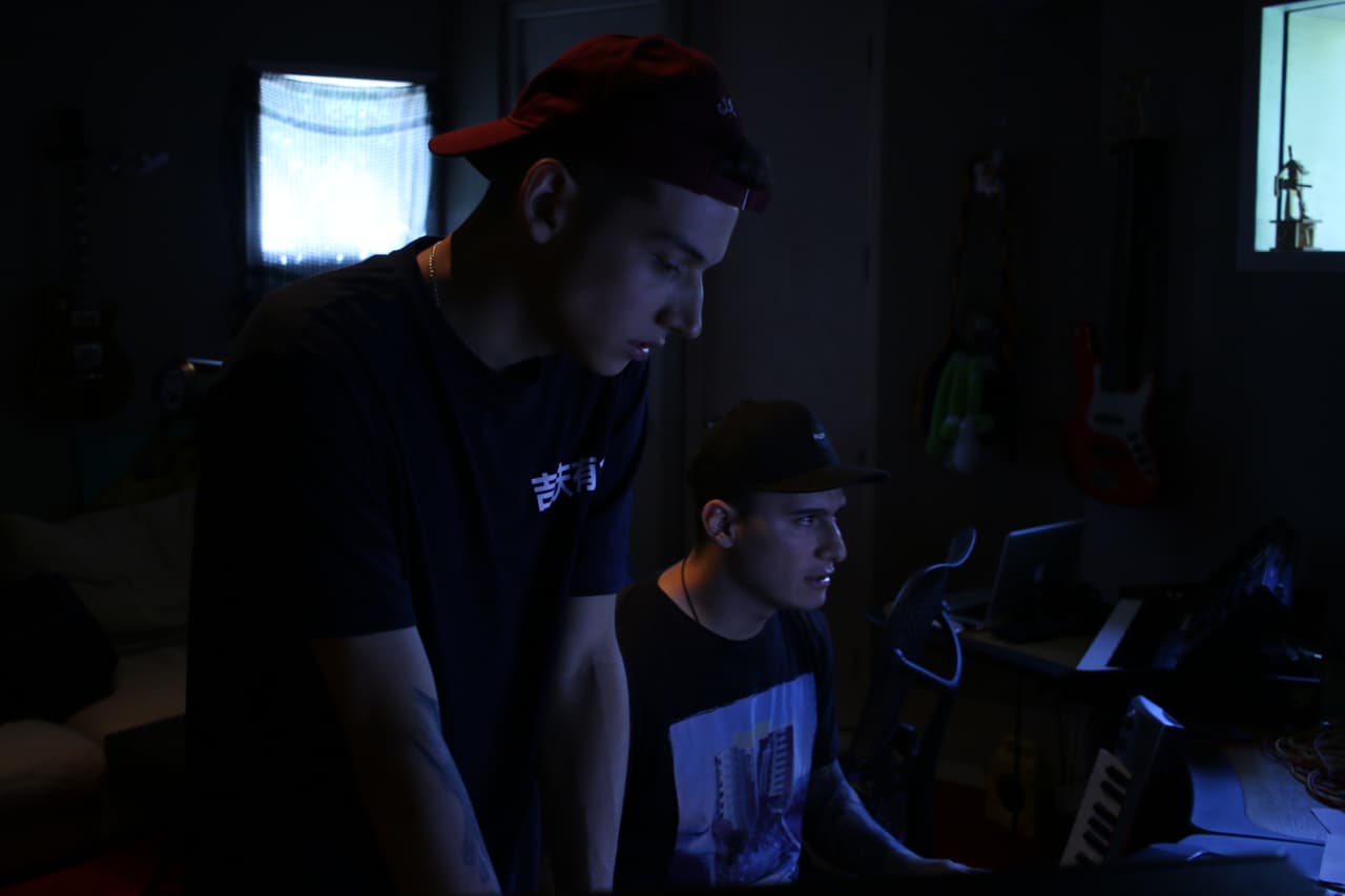 Sky y Mosty en acción dándole los toques finales al nuevo disco de Juanes.