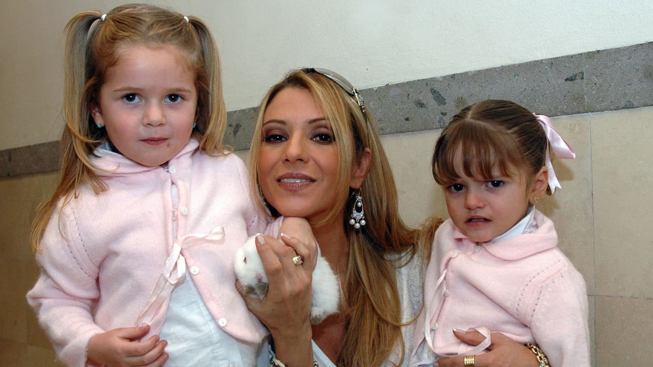 Daniela Castro y sus hijas