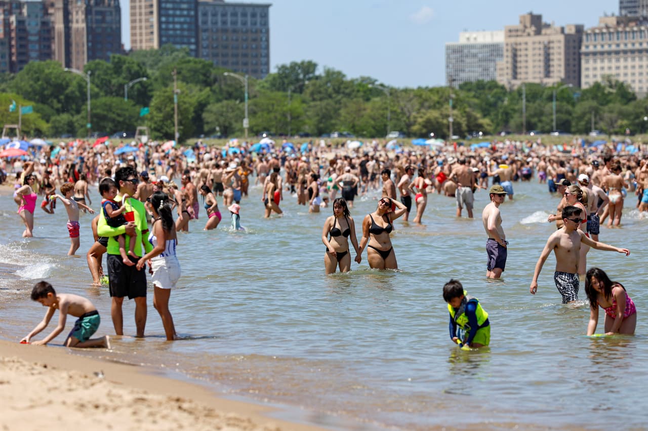 No te expongas abajo del sol o
<b>evita la exposición directa al sol entre las 11 de la mañana y las 4 de la tarde</b>.
<br>
<br>Mantente hidratado. No dejes a niños ni mascotas dentro de un auto.