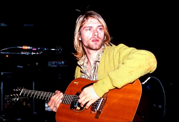 <b>Kurt Cobain ha sido uno de los más polémicos y talentosos músicos de los últimos tiempos</b>. El vocalista de la banda Nirvana marcó un antes y un después en el rock alternativo y el grunge al mostrar esos ritmos musicales con una propuesta lírica nueva que reflejaba las angustias de la juventud de la década de 1990. Vivió en medio de los excesos ligados a su adicción a la heroína tras lo cual se suicidó a los 27 años, también víctima de la depresión.
<i> <a href="https://en.wikipedia.org/wiki/Smells_Like_Teen_Spirit">Smells Like Teen Spirit'</a></i> es quizás su sencillo más reconocido y es parte del segundo album de la banda 
<i>'Nevermind',</i> que vendió más de 30 millones de copias.