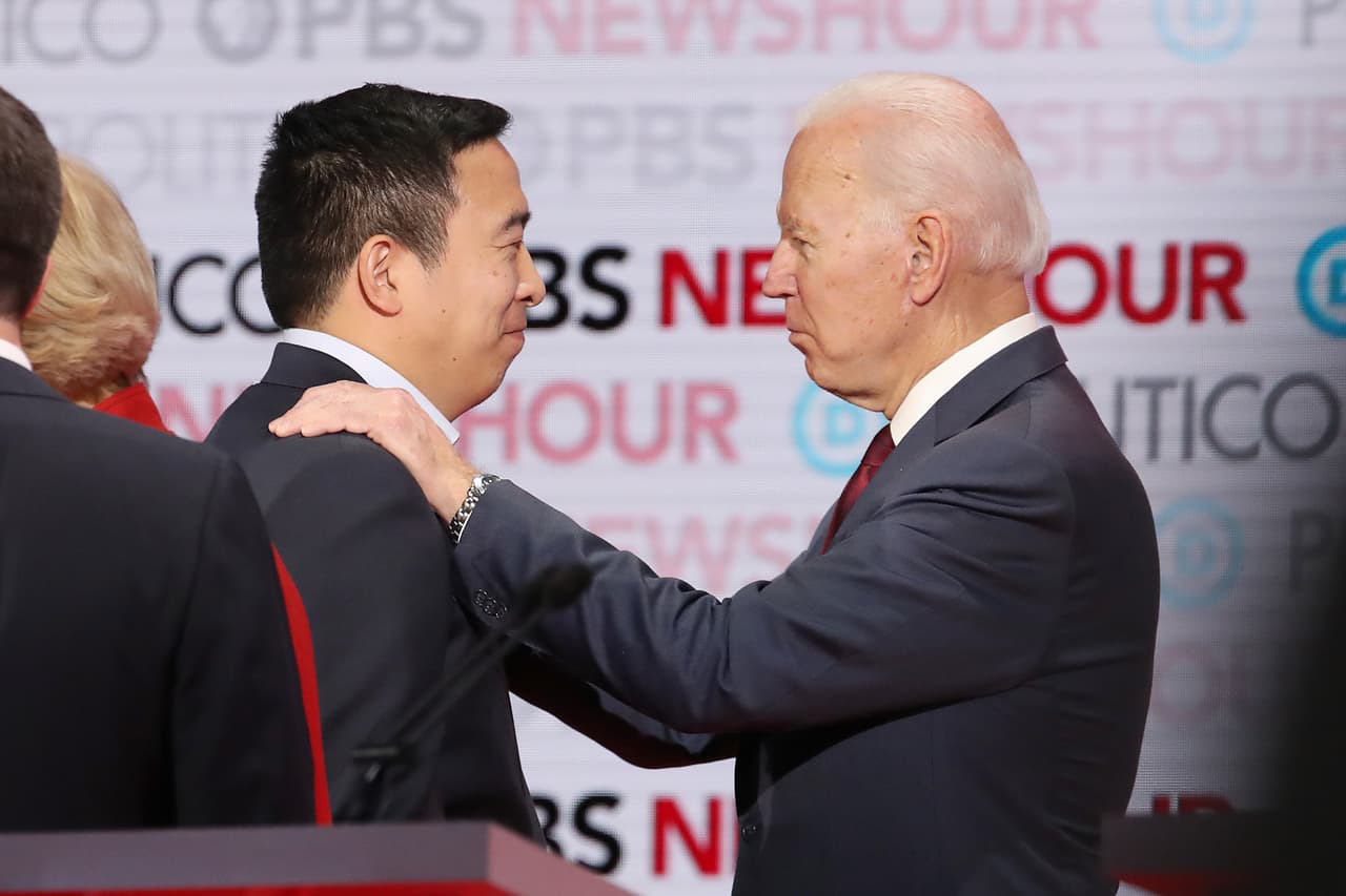 <b>Andrew Yang: </b>El empresario dijo el 11 de marzo que Joe Biden es "el hombre adecuado para el trabajo que nos ayude no solo a derrotar a Donald Trump, sino a gobernar el país en los próximos años. Creo que será el nominado demócrata y siempre he dicho que voy a apoyar a quien sea el nominado", aseguró.