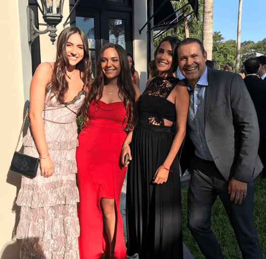 La sonrisa de Alan es la de un papá orgulloso, él disfruta cada uno de sus logros.