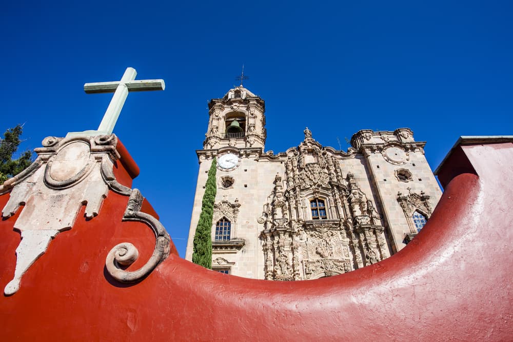 Finalmente, el Templo de San Cayetano en Guanajuato, México; tan sólo tres ejemplos de iglesias en su nombre. Sin duda, una figura religiosa muy querida y honrada por millones de fieles.