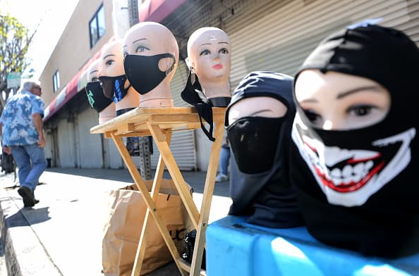 Nuevos hallazgos sobre el alcance del virus están relacionados con el distanciamiento social. Los funcionarios de salud recomiendan una distancia entre personas de 6 pies (2 metros) o más. Ahora, hay recomendaciones que indican que el espacio mínimo entre las personas debe ser de 8 pies.