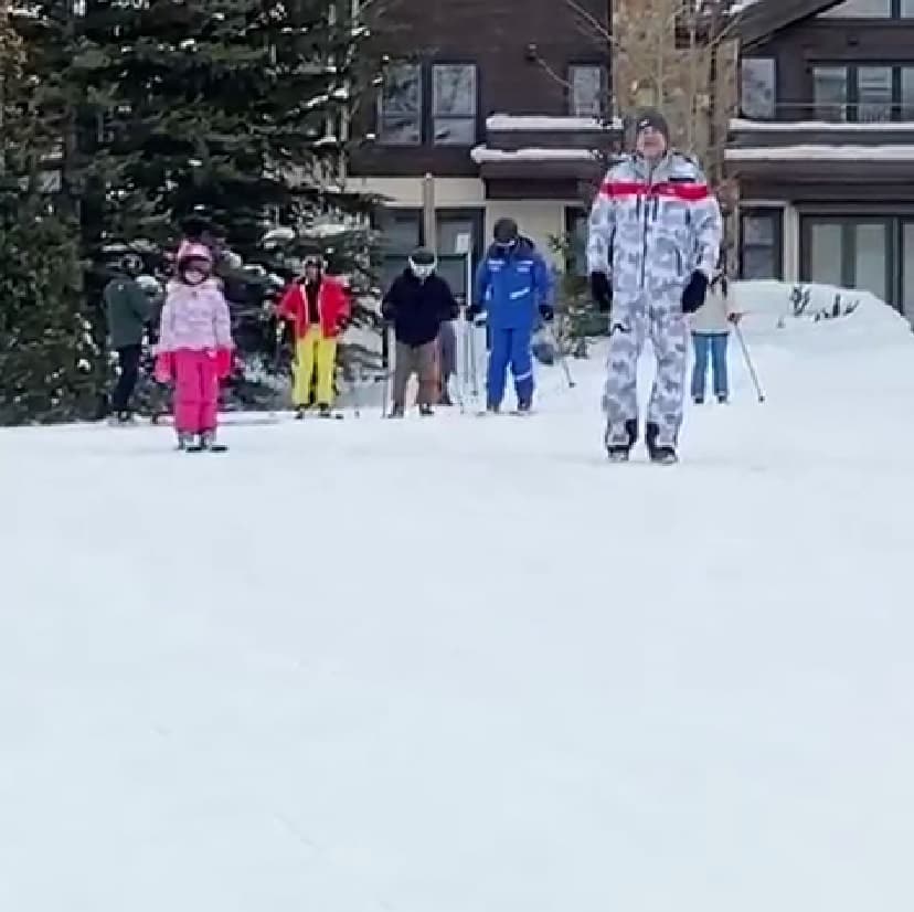 La hija menor del conductor mexicano es intrépida y valiente. Michelle solo esperaba el momento para deslizarse en la nieve.
