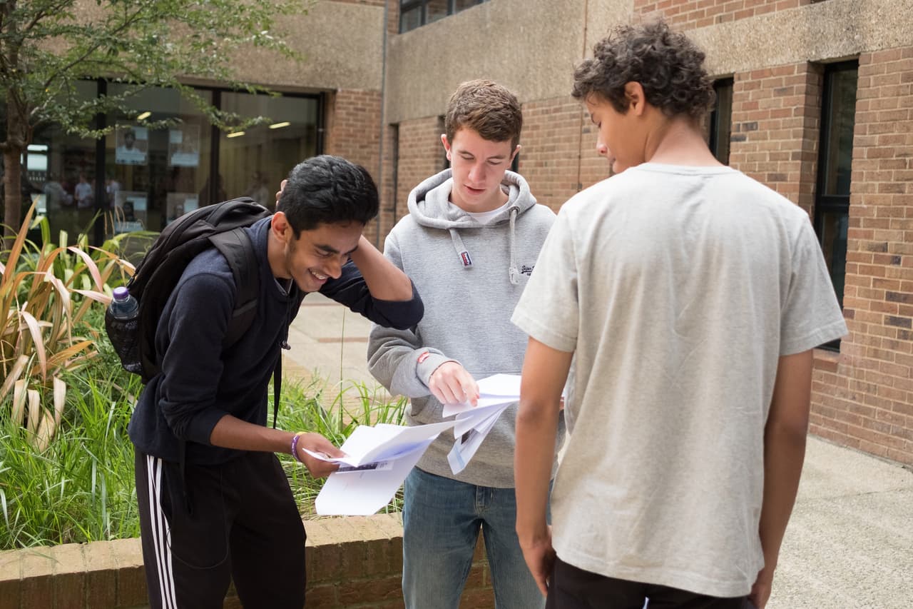 <b>Hispanic Association of Colleges & Universities</b>
<br>La Asociación de
<i>Colleges</i> y Universidades Hispanas, o
<a href="https://www.hacu.net/hacu/Scholarships.asp">HACU</a> por sus siglas en inglés, le otorga una variedad de becas a estudiantes que demuestren que tienen necesidades financieras. Aceptan aplicaciones a partir de la enero.