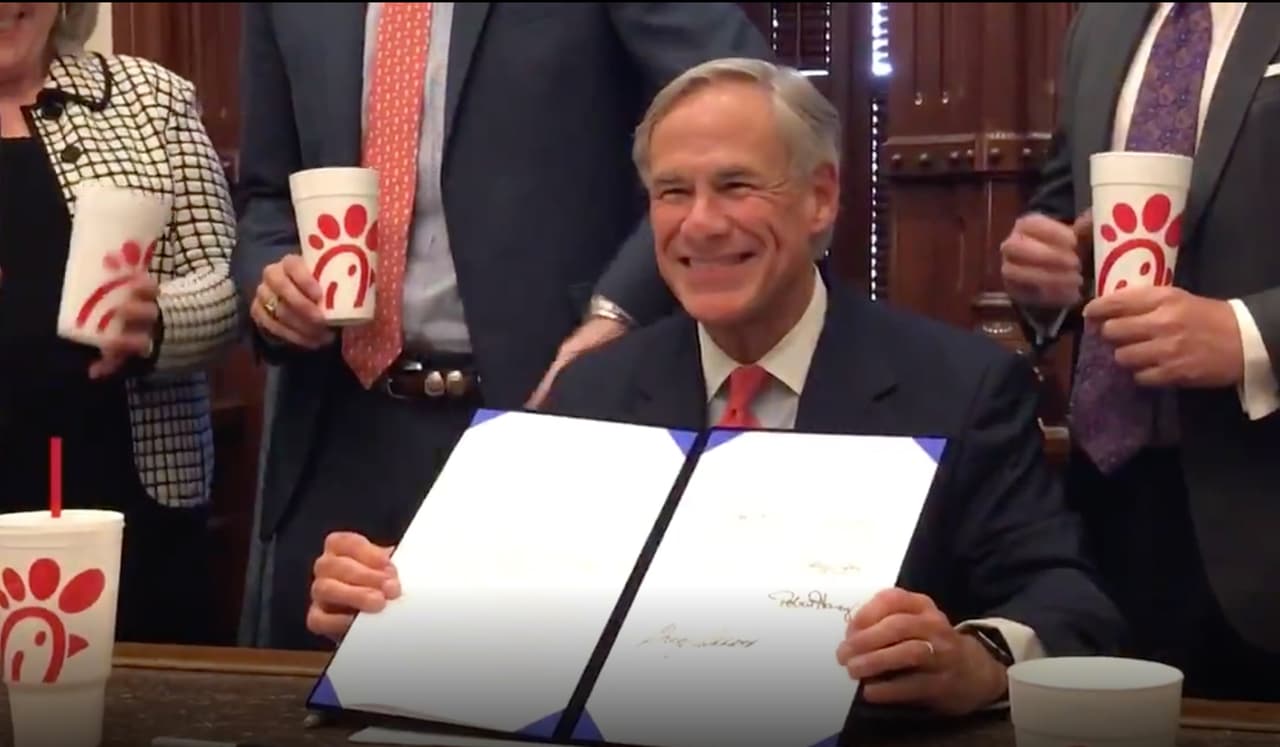 Chick-fil-A anuncia dejará de financiar organizaciones cristianas y gobernador de Texas reacciona en Twitter 