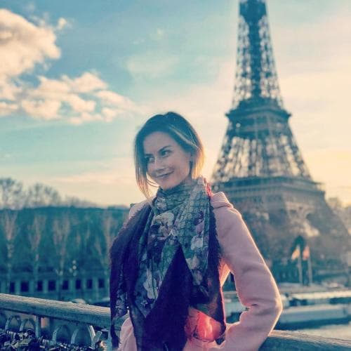 La villana de la telenovela 'En nombre del amor' también se sinceró sobre la maternidad y contó que
<b><a href="https://www.univision.com/famosos/altair-jarabo-detalles-boda-paris-fotos">no descarta formar una familia</a></b> con el directivo que radica en México, aunque está segura que no será pronto.