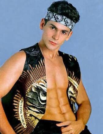 <b>Flavio César</b> comenzó su carrera desde muy pequeño, participando en la emisión infantil 'Juguemos a cantar', para más tarde hacer unas pequeñas participaciones en los programas 'Dr. Cándido Pérez' y 'Siempre en domingo', en donde se mostró como una futura promesa de la música en español.