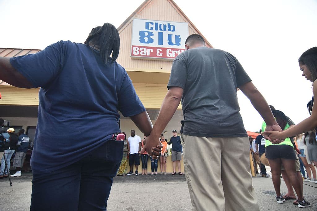 Una cadena humana frente al Club Blu, donde un tiroteo mató a dos jóvenes e hirió a 16
