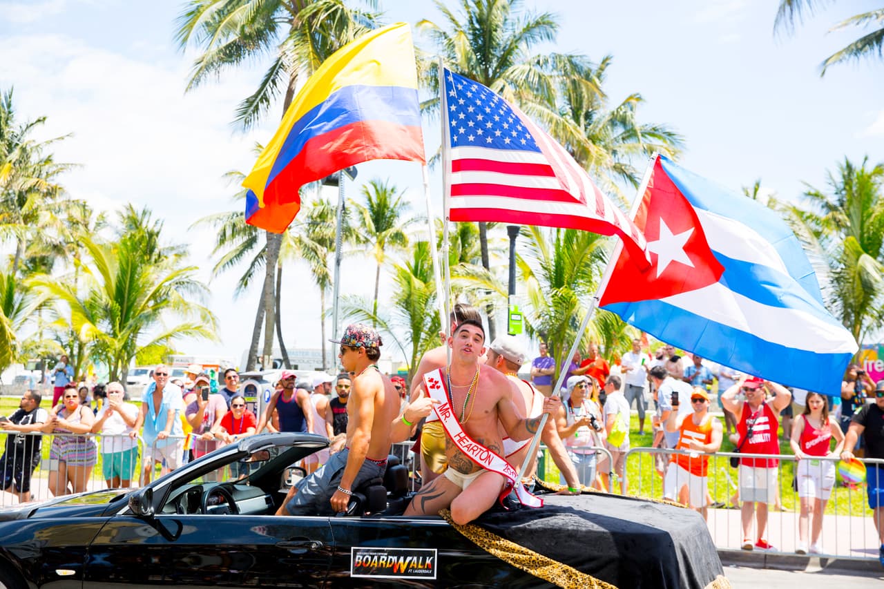 Pero además de mostrar el orgullo LGBTQ, muchos participantes aprovecharon para celebrar el orgullo de sus países de origen con banderas de sus naciones.