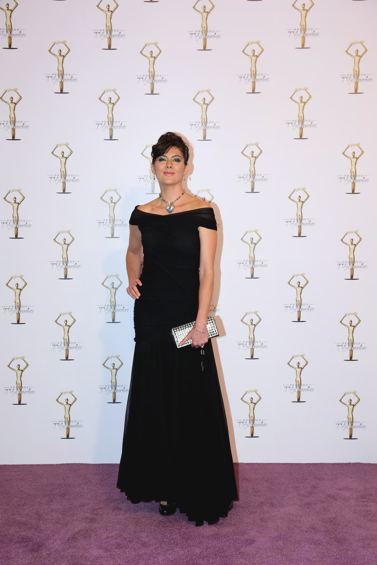 <b>Verónica Jaspeado</b> fue otra de las bellezas de la noche que eligió el color negro.