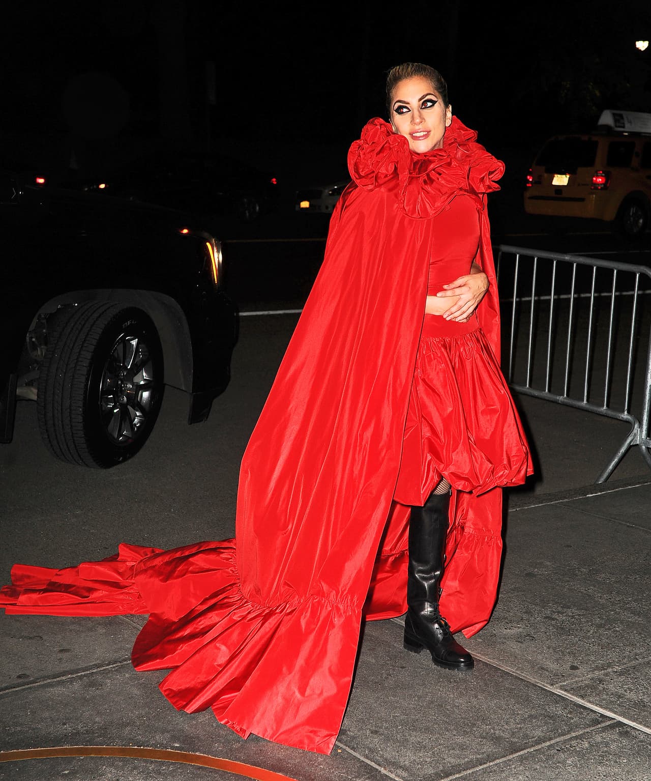 ¡No te vayas a tropezar, Gaga!