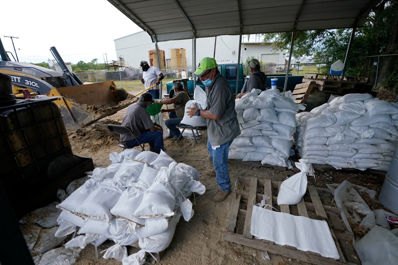 Voluntarios entregaron sacos de arena en Crowly, Louisiana. Se tiene previsto que las aguas oceánicas se internen en tierra firme a lo largo de más de 450 millas (720 kilómetros) de la costa, desde Texas hasta Mississippi. 
<br>