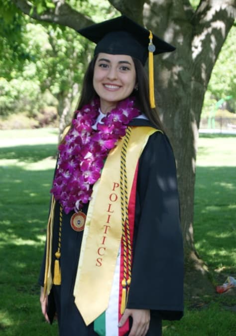 <b>Ivett Alexandra Arellano</b> — Saint Mary's College
<br>
<br>"¡Felicidades Ivett por graduarte con honores con una licenciatura en ciencias políticas!"