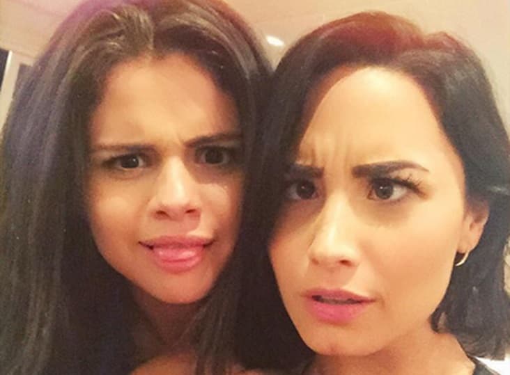 Luego de haberse distanciado Demi Lovato compartió una foto de su más reciente reunión con Selena Gomez. "Vean que tan #CoolForTheSummer somos..Amigas por años, #Sameoldlove.", dijo la cantante en Instagram.