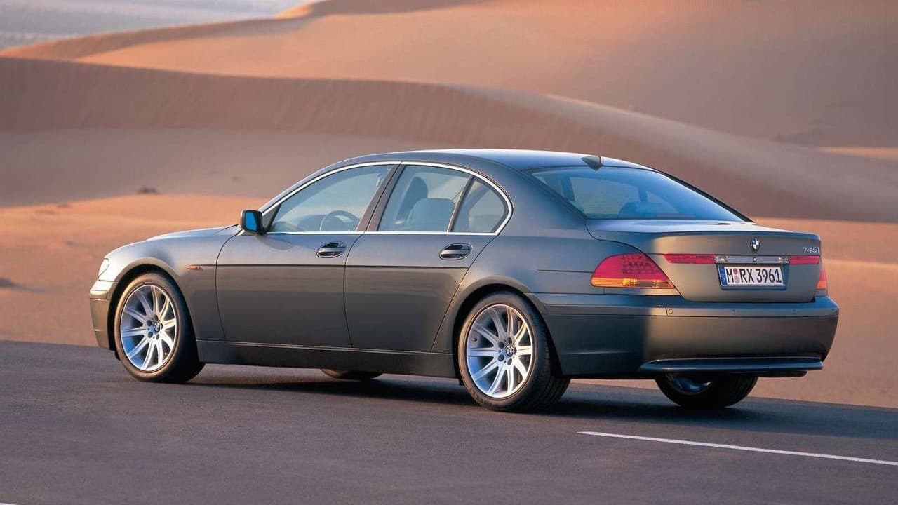 <h3 class="cms-h3-H3">20. BMW Serie 7 2002-2008.</h3>
<br>
<br>La bizarra imagen de la cuarta generación del sedán grande ejecutivo de BMW, fue el resultado del intento del fabricante alemán de diferenciar sus distintas líneas que a la fecha lucián como el mismo diseño construido en tres tamaños distintos. Su volumen trasero, al que la crítica bautizó como la 'cola Bangle', por Chris Bangle el diseñador estadounidense encargado del proyecto, le daba un aspecto extraño y pesado que lo hacía lucir como un ladrillo al lado de su archirival, el estilizado Clase-S de Mercedes-Benz. El resto del auto era soso y aburrido como solo un sedan ejecutivo puede serlo.