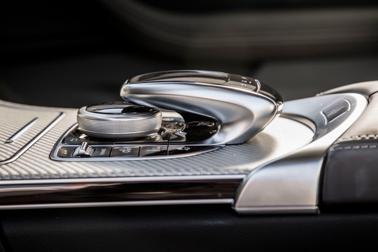 La atención al detalle dentro de la cabina del Mercedes-AMG C63 Coupé 2017 está presente en cada rincón, lo cual es de esperarse teniendo en cuenta los altos precios que Mercedes-AMG pide por sus modelos.