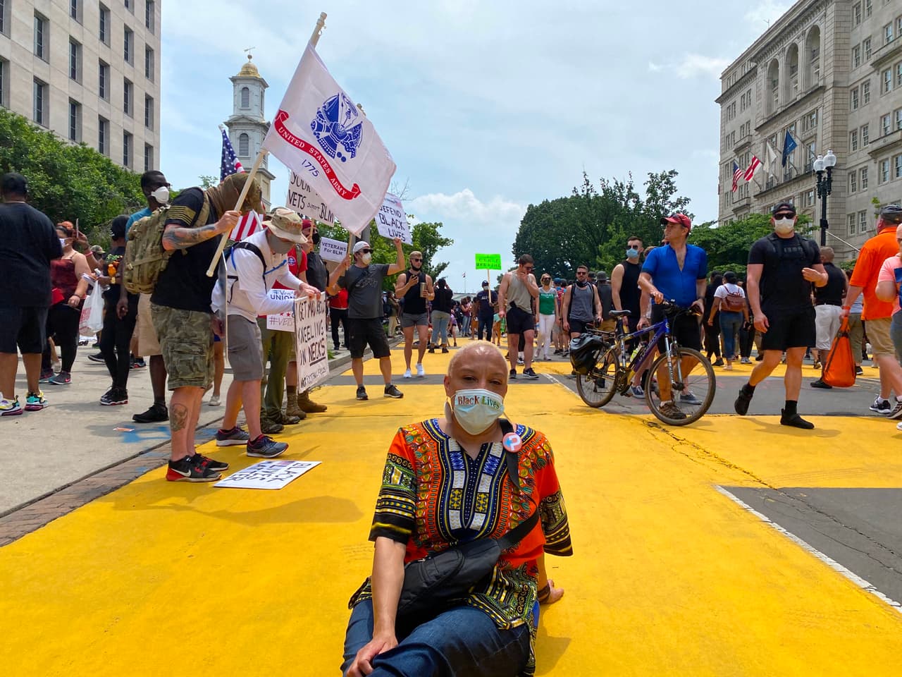 Los manifestantes sobre las enormes letras con el mensaje ‘Black Lives Matter’ (‘las vidas de los negros importan’, en español), que fue pintado por la alcaldía de la ciudad.