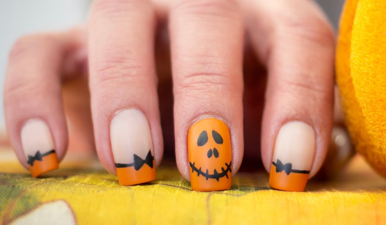 Diseño de uñas con calabazas para Halloween