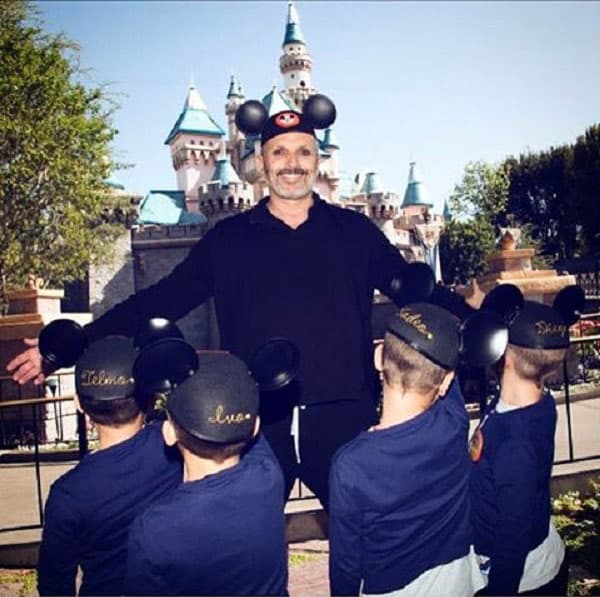 Aunque no se sabe mucho de ellos,
<b>Miguel Bosé</b> tiene cuatro hijos que vinieron a este mundo por medio de un vientre prestado. El cantante quizo ocultar su existencia, pero se vio obligado a publicar fotos de ellos en las redes sociales al ser extorsionado por una persona que también tenia fotos de ellos.
