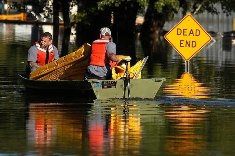 El gobernador advirtió de daños ambientales causados por las inundaciones y pidió a la población que no intente cruzar calles inundadas. "El camino (de recuperación) es duro", dijo a periodistas este martes. (REUTERS/Carlo Allegri)