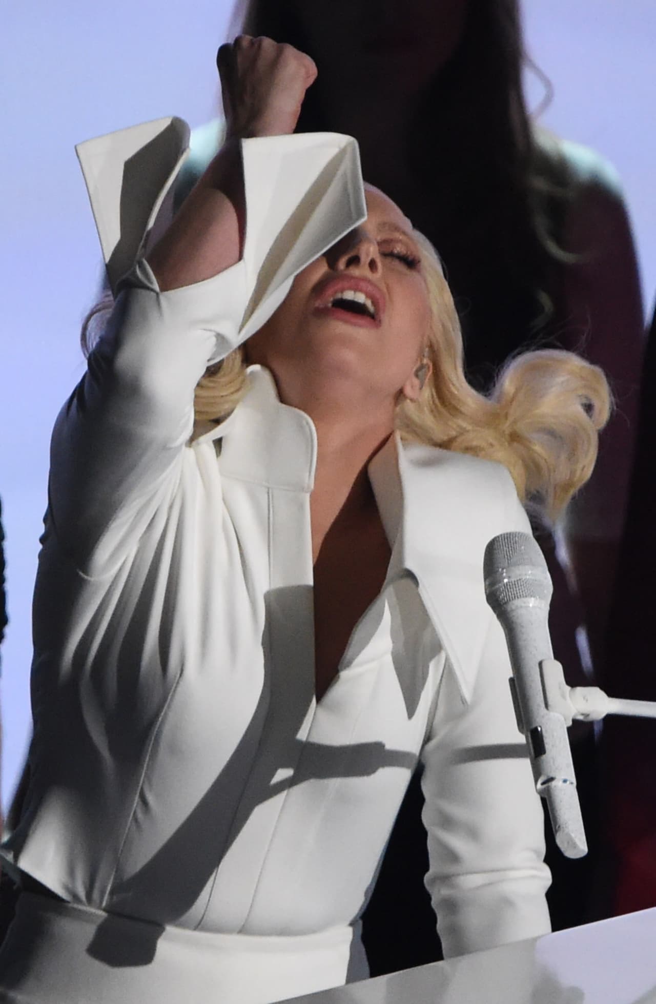 La noche del Oscar se lució como las grandes, y demostró que además de cantar pop, su rango vocal no tiene límites.