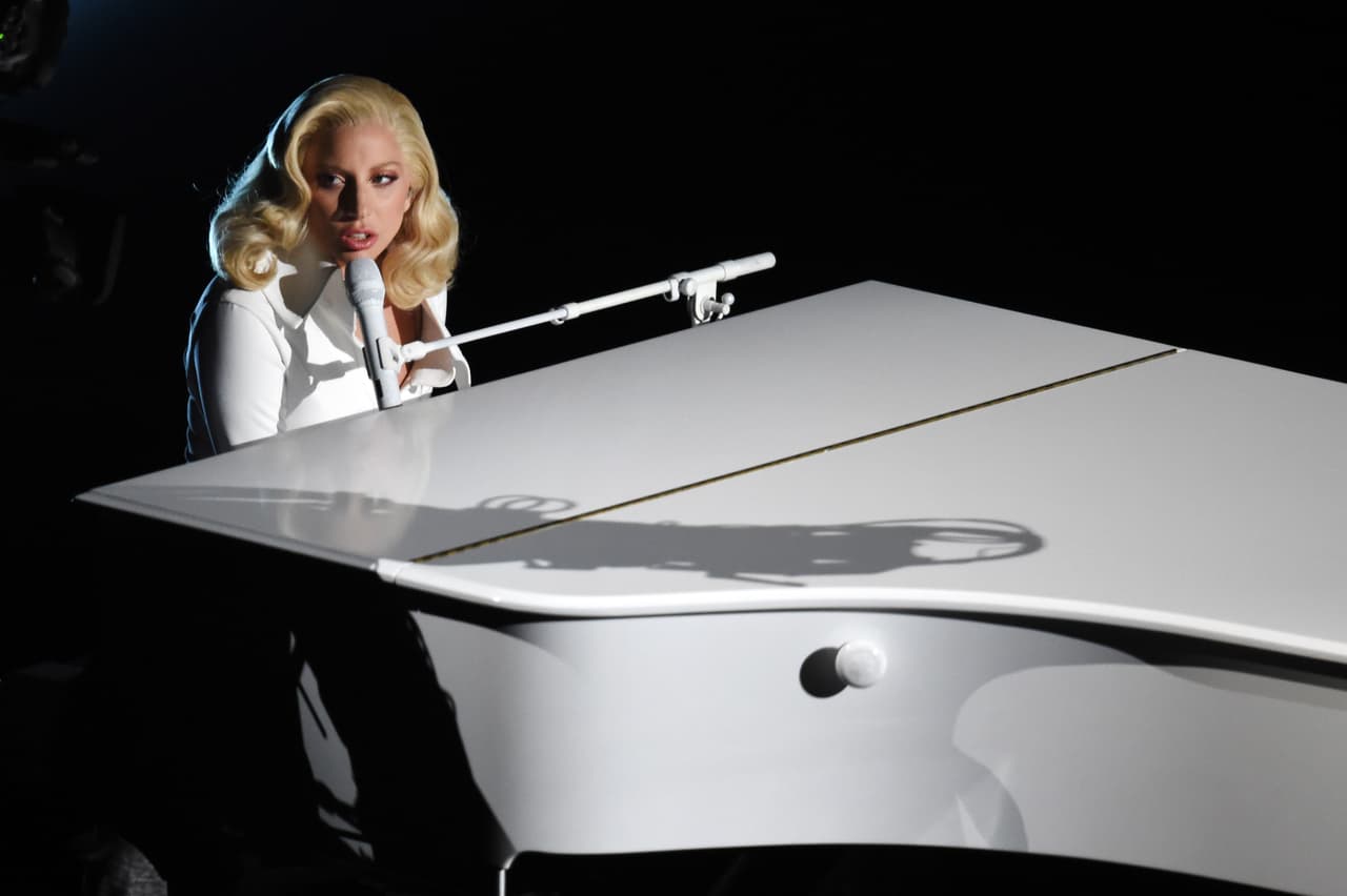 Al piano, Lady Gaga impuso su voz para enamorar a todos los televidentes y asistentes que esa noche presenciaron la gala.