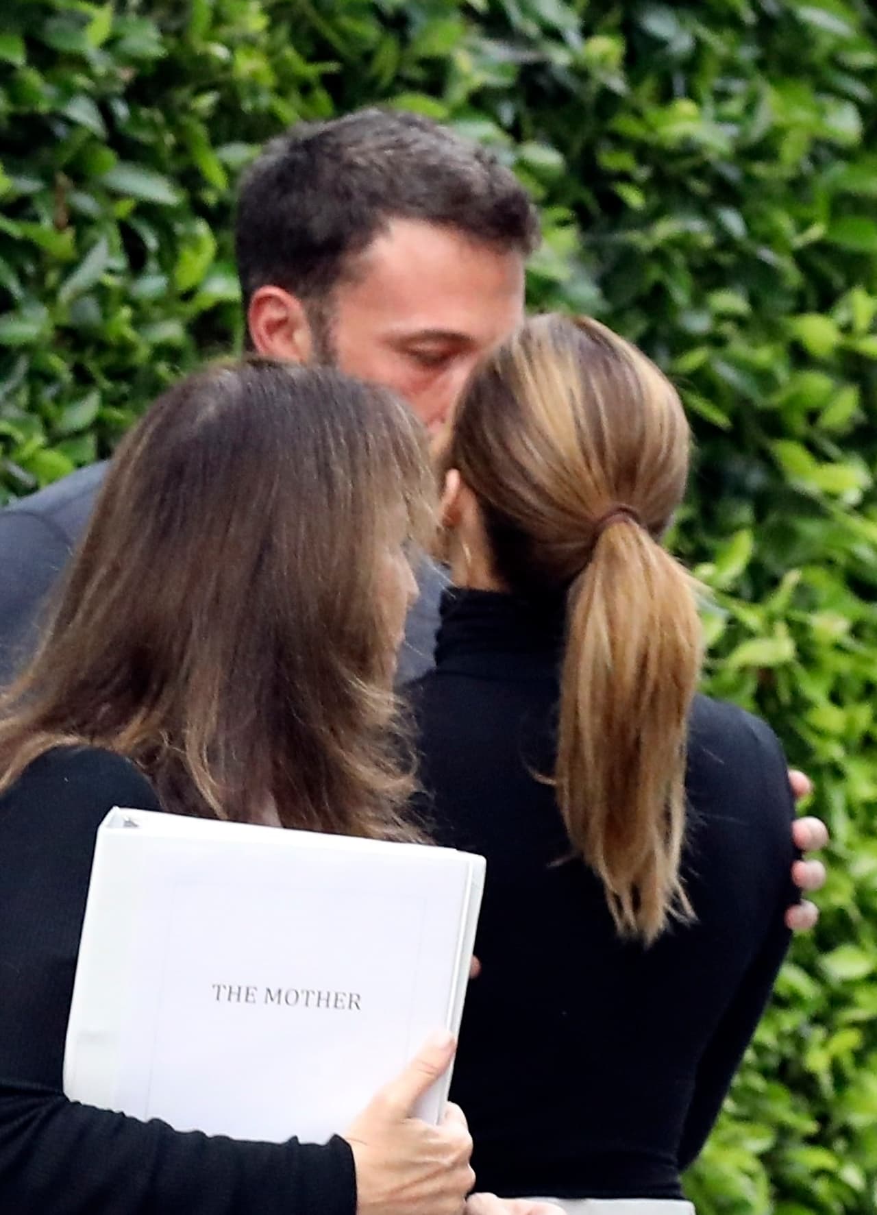 Fue fotografiada despidiéndose de él con un beso en la boca afuera de su residencia de Los Ángeles.