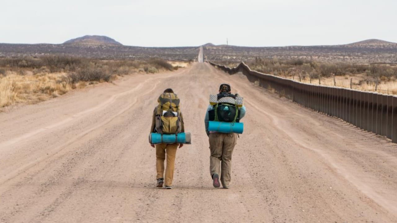Solas, sin armas y sin hablar español caminaron las casi 2,000 millas de la frontera entre EEUU y México